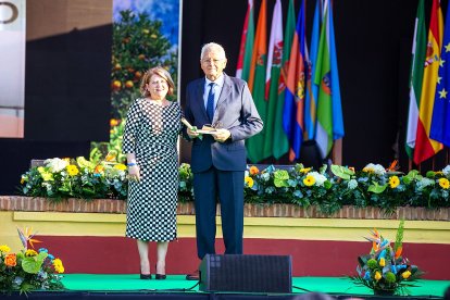 Lourdes Ramos, alcaldesa de Gádor, y Francisco del Águila López.