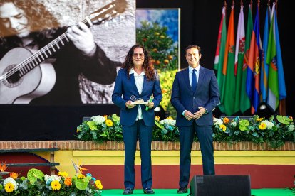 Tomatito y el presidente de la Diputación, Javier A. García.