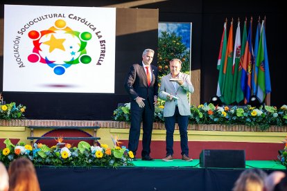 Manuel Jesús Flores Malpica, alcalde de Viator, y el representante de la Asociación Sociocultural Católica La Estrella.