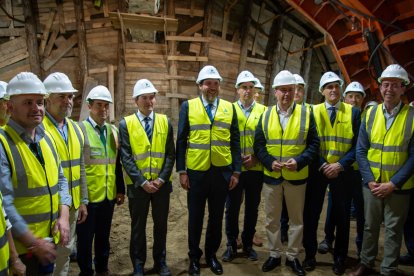 En el centro, el ministro Óscar Puente, en el túnel de Viator.