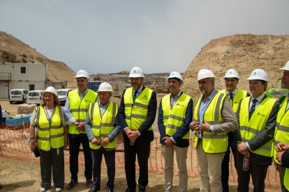 El ministro Óscar Puente y otras autoridades durante la visita a las obras del túnel de Viator.