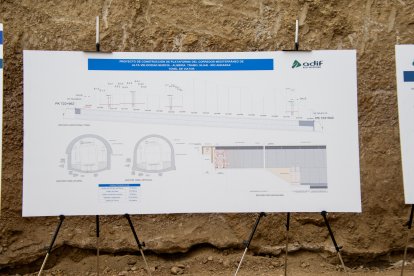 Cartelería de información técnica del proyecto en ejecución.