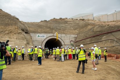 Autoridades y técnicos durante la visita de supervisión de las obras del túnel de Viator para la línea de alta velocidad ferroviaria a Almería.