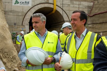 Manuel Jesús Flores, alcalde de Viator, junto a José María Martín, subdelegado del Gobierno.