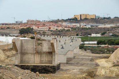 Los pilares por los que irá la vía de alta velocidad, con el Hospital Universitario Torrecárdenas de fondo.