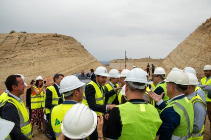 Autoridades y técnicos en torno al ministro Óscar Puente.