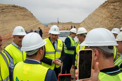 Autoridades y técnicos en torno al ministro Óscar Puente.