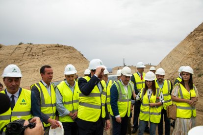 Autoridades y técnicos en torno al ministro Óscar Puente.