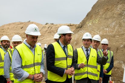 Autoridades y técnicos en torno al ministro Óscar Puente.