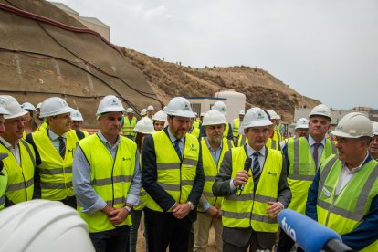 Autoridades y técnicos en torno al ministro Óscar Puente.