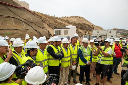 Autoridades y técnicos en torno al ministro Óscar Puente.