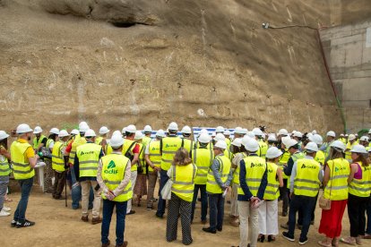 Atentos a las explicaciones de Juan Pablo Villanueva, director general de Adif Alta Velocidad.