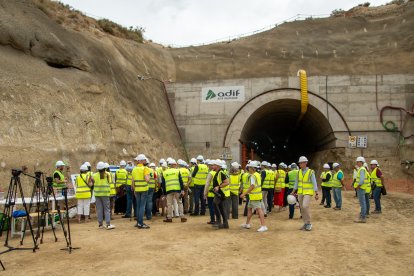Atentos a las explicaciones de Juan Pablo Villanueva, director general de Adif Alta Velocidad.