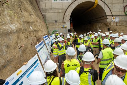 Atentos a las explicaciones de Juan Pablo Villanueva, director general de Adif Alta Velocidad.