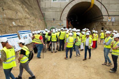 Atentos a las explicaciones de Juan Pablo Villanueva, director general de Adif Alta Velocidad.