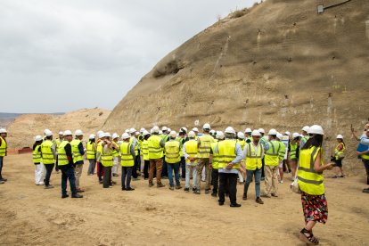 Atentos a las explicaciones de Juan Pablo Villanueva, director general de Adif Alta Velocidad.