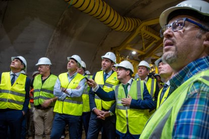 Autoridades y técnicos en el interior del túnel de Viator.