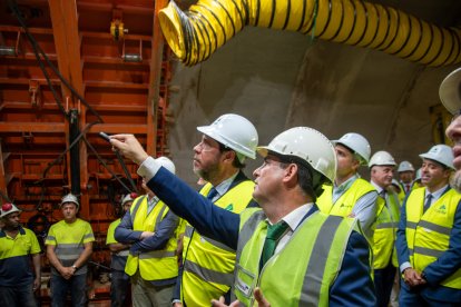 Autoridades y técnicos en el interior del túnel de Viator.