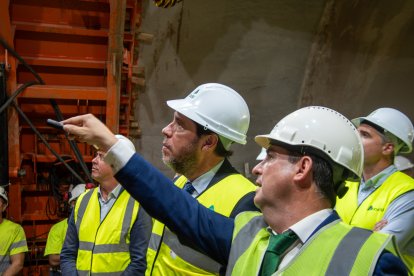 Autoridades, con el ministro Óscar Puente, y técnicos, en el interior del túnel de Viator.
