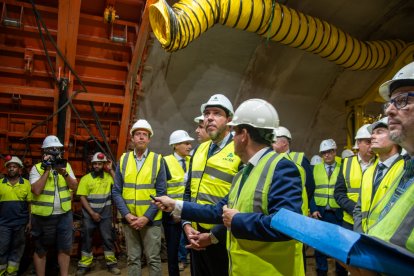 Autoridades y técnicos en el interior del túnel de Viator.