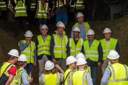 Fotografía de familia en la entrada al túnel de Viator.