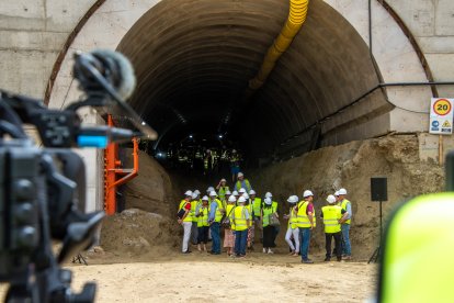 Autoridades y técnicos en la entrada del túnel de Viator.