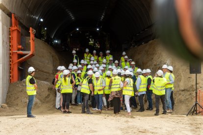 Autoridades y técnicos en la entrada del túnel de Viator.