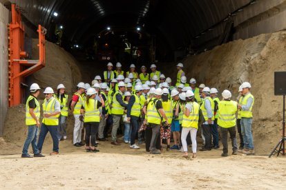 Autoridades y técnicos en la entrada del túnel de Viator.