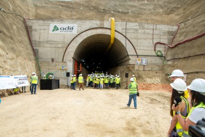 Autoridades y técnicos en la entrada del túnel de Viator.