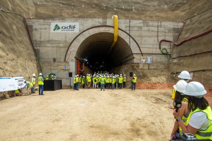 Autoridades y técnicos en la entrada del túnel de Viator.