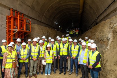 Fotografía de familia en la entrada al túnel de Viator.