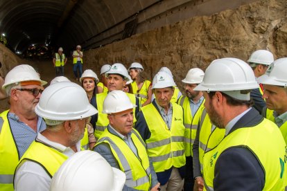 Óscar Puente, ministro de Transportes y Movilidad Sostenible, saludando al presidente de la Cámara de Comercio, Jerónimo Parra.