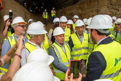 Óscar Puente, ministro de Transportes y Movilidad Sostenible, saludando al presidente de la Cámara de Comercio, Jerónimo Parra.