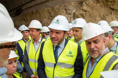 José María Martín, subdelegado del Gobierno, y Juan Antonio Lorenzo, secretario general del PSOE de Almería y diputado nacional, con el ministro Óscar Puente.