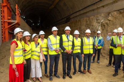 El ministro Óscar Puente con miembros de la Corporación Municipal del Ayuntamiento de Viator.