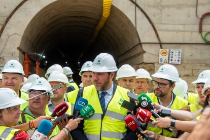 El ministro Óscar Puente atendiendo a los medios de comunicación.