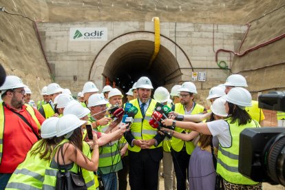 El ministro Óscar Puente atendiendo a los medios de comunicación.