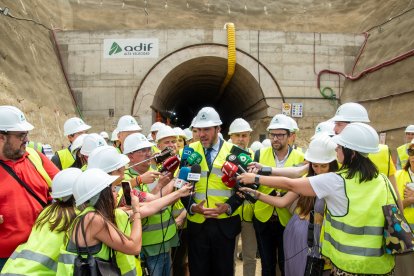 El ministro Óscar Puente atendiendo a los medios de comunicación.