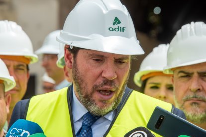 El ministro Óscar Puente atendiendo a los medios de comunicación.