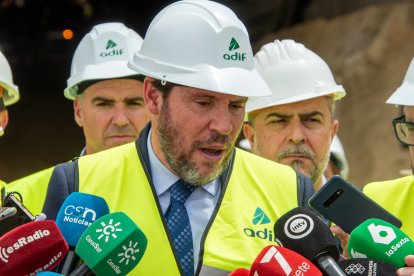 El ministro Óscar Puente atendiendo a los medios de comunicación.