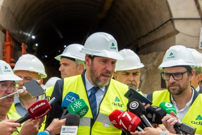 El ministro Óscar Puente atendiendo a los medios de comunicación.