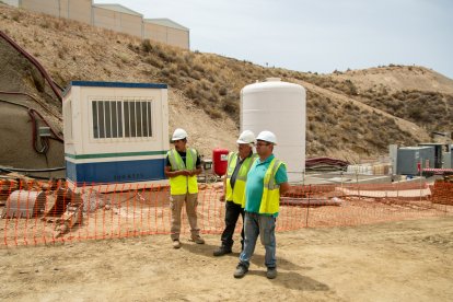 Operarios en la zona de obras.