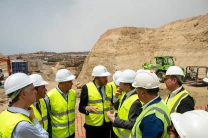 El ministro Óscar Puente charlando con diferentes autoridades.