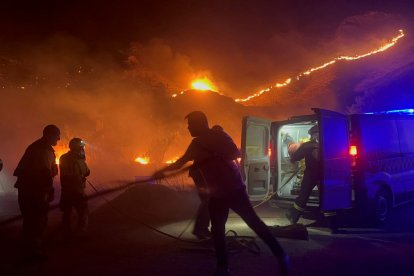 Personal luchando anoche contra el fuego en Níjar.