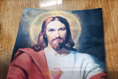 En los bancos de la iglesia esperaba Dios.
