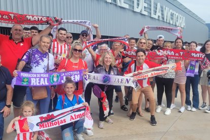 Esperando el momento para vivir el partido entre Real Jaén y Almería B.