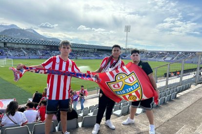 Preparados para animar al conjunto de Alberto Lasarte.