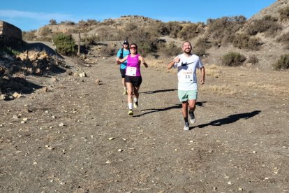 Llegando y saludando a la cámara.