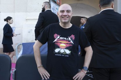 Un fan de Isabel Pantoja luce una camiseta con el más puro sabor a \'Metallica\'.
