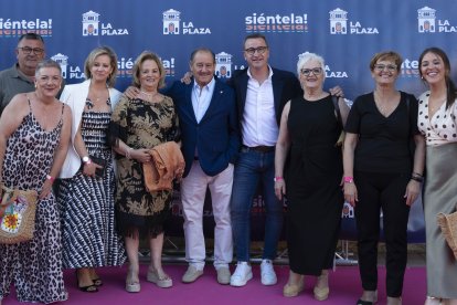 Jaime Villa (Heineken) viene con su madre Isabel y su tía Trinidad para disfrutar del concierto con el equipo del Bar Chele de Almería.